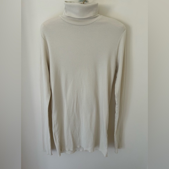 Ralph Lauren Sweaters - Vintage Ralph Lauren Ribbed Knit Turtleneck Sweater in Cream
Size: Large
EUC